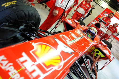 Felipe Massa a bordo del Ferrari número 4 en el garaje de la Scuderia