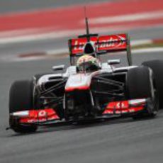 Sergio Pérez pilota su McLaren MP4-28 en el Circuit de Catalunya