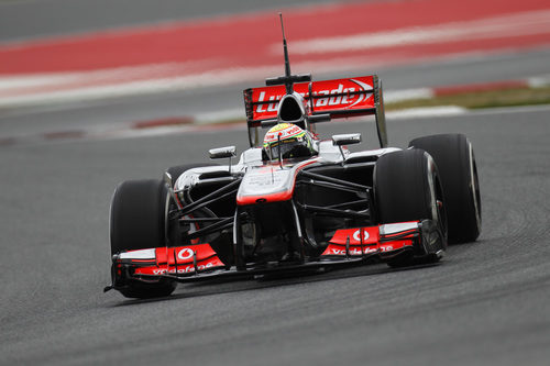 Sergio Pérez pilota su McLaren MP4-28 en el Circuit de Catalunya