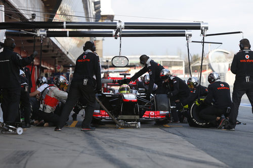 Práctica de parada en boxes para Sergio Pérez y McLaren