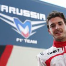 Jules Bianchi sonríe tras encontrar su hueco en Marussia para 2013