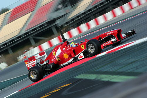 Felipe Massa coge la chicane del circuito de Montmeló