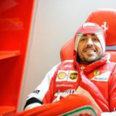 Fernando Alonso, sonriente en el garaje de Ferrari