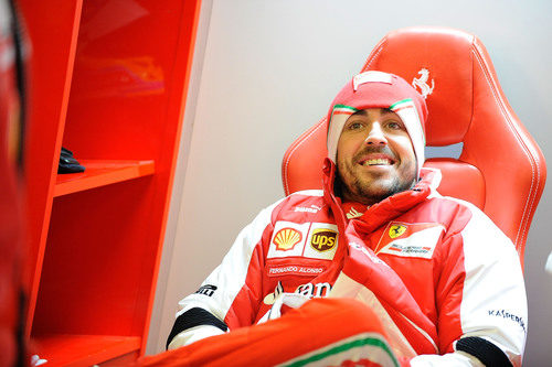 Fernando Alonso, sonriente en el garaje de Ferrari