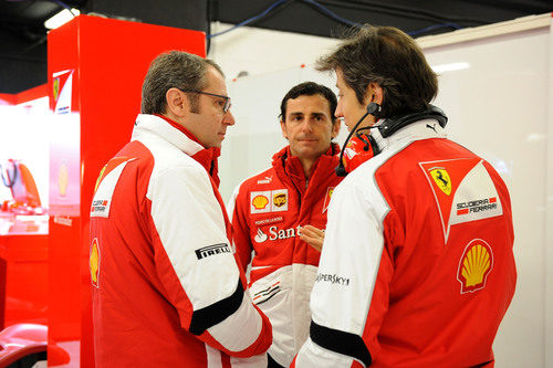 Stefano Domenicali, Pedro de la Rosa y Massimo Rivola en el box