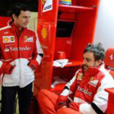 Fernando Alonso y Pedro de la Rosa hablan en el garaje de Ferrari