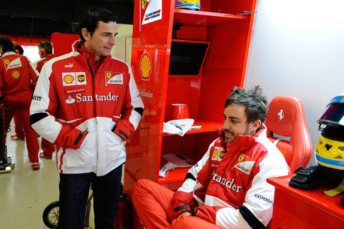 Fernando Alonso y Pedro de la Rosa hablan en el garaje de Ferrari