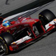 Fernando Alonso pilota el Ferrari en el Circuit de Catalunya