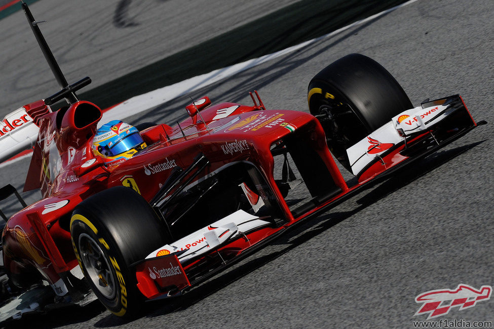 Fernando Alonso pilota el Ferrari en el Circuit de Catalunya