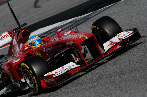 Fernando Alonso pilota el Ferrari en el Circuit de Catalunya