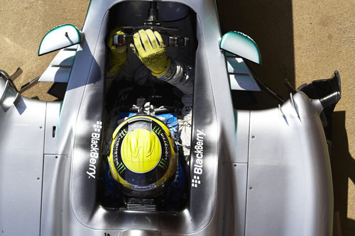 Nico Rosberg sale de boxes con su Mercedes W04