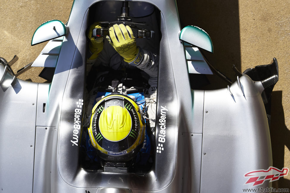 Nico Rosberg sale de boxes con su Mercedes W04