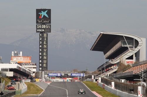 Último día de test en el Circuit de Catalunya con nieve de fondo