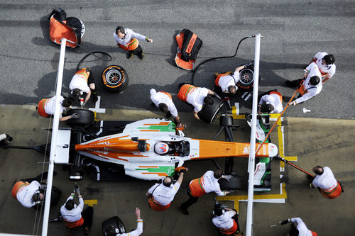 Parada en boxes para Paul di Resta en los test de Barcelona