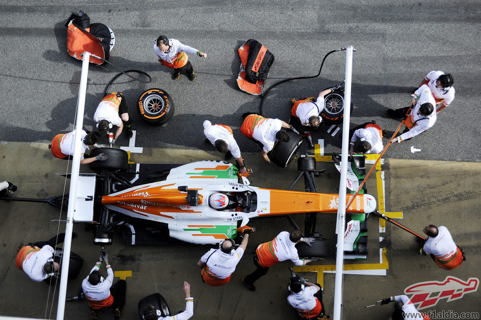 Parada en boxes para Paul di Resta en los test de Barcelona