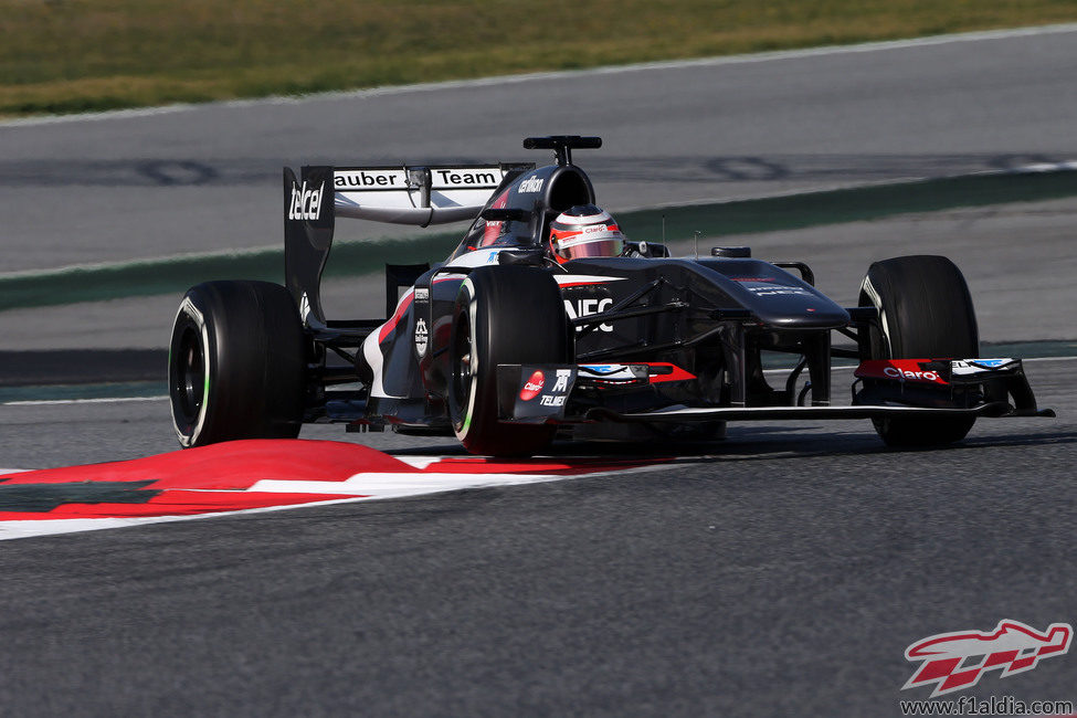 Nico Hülkenberg ataca la chicane del Circuit de Catalunya