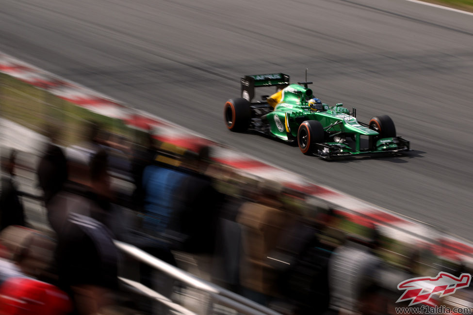 Charles Pic pasa junto a la tribuna principal con su Caterham