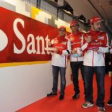 Los cuatro pilotos de Ferrari ayudaron a pintar un mural