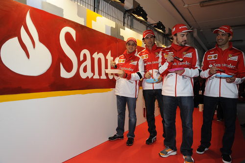 Los cuatro pilotos de Ferrari ayudaron a pintar un mural