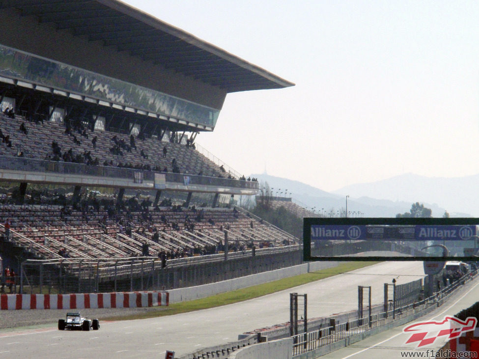 Lewis Hamilton encara la recta de Montmeló