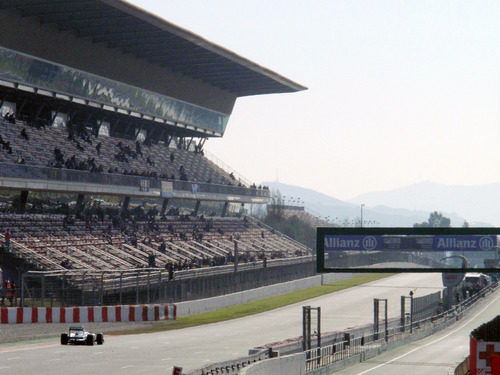 Lewis Hamilton encara la recta de Montmeló