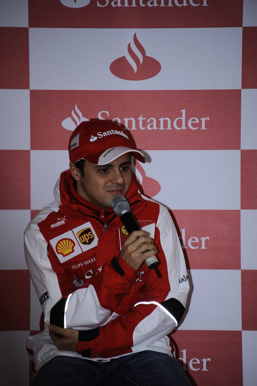 Felipe Massa responde a los periodistas