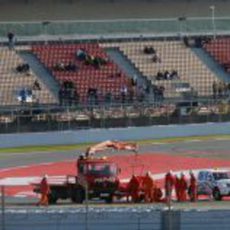 Felipe Massa se estrella en la curva de La Caixa