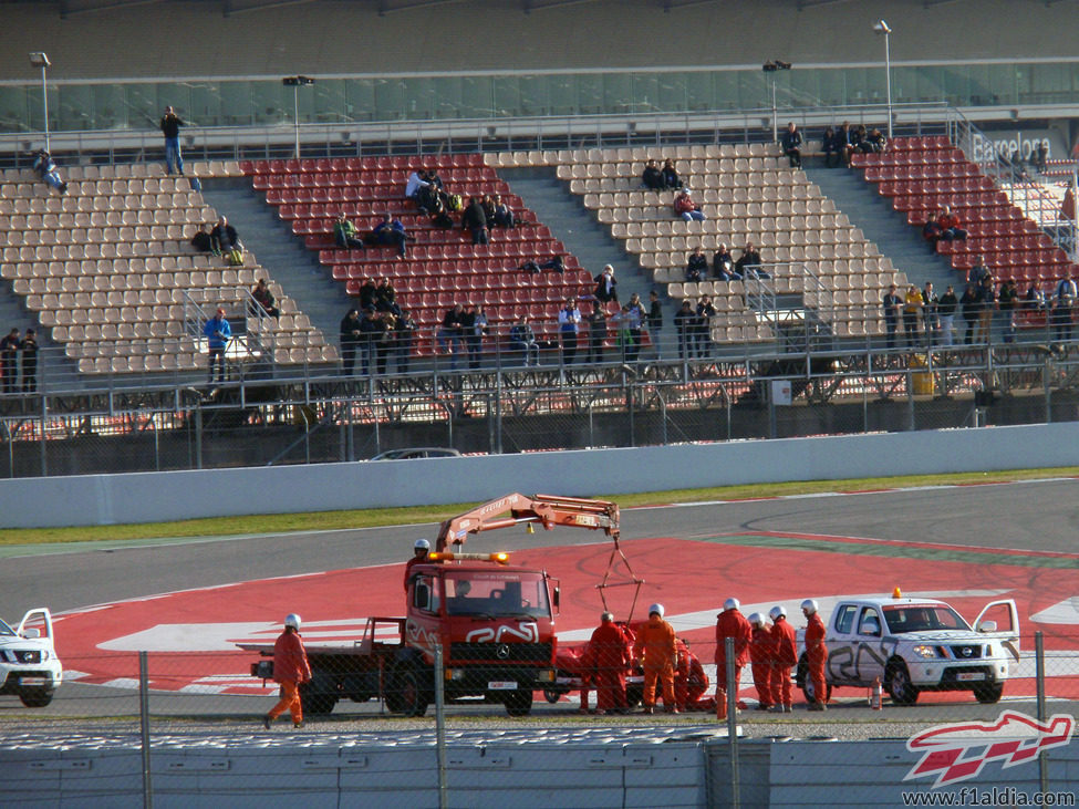 Felipe Massa se estrella en la curva de La Caixa