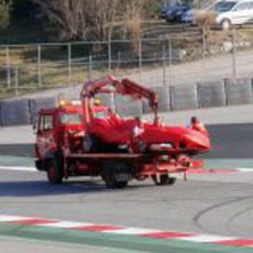 La grua carga con el Ferrari F138 de Felipe Massa