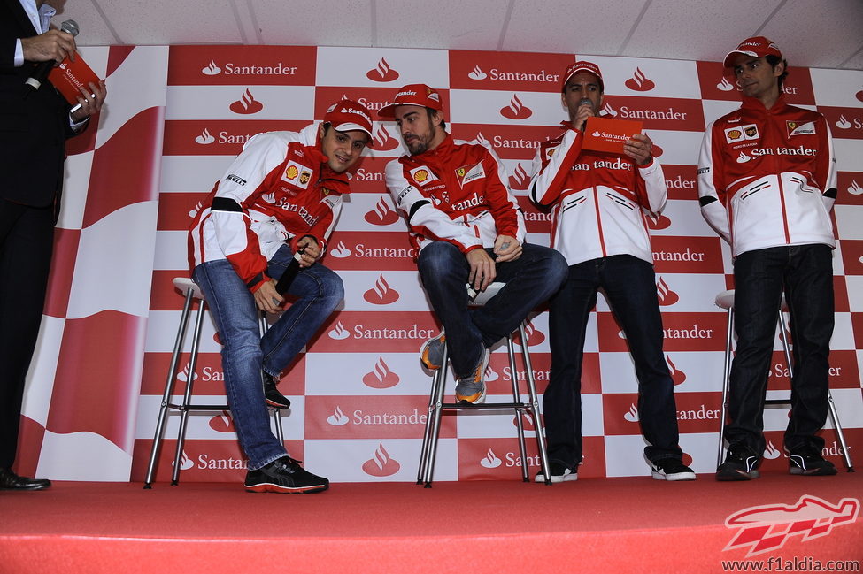 Los pilotos de Ferrari bromean con un juego propuesto por el Santander