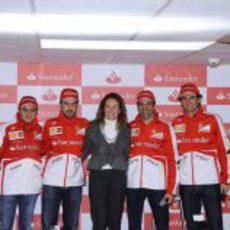 Los pilotos de Ferrari posan con María Sánchez del Corral