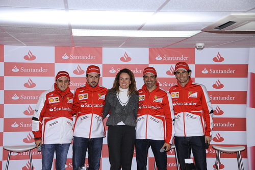 Los pilotos de Ferrari posan con María Sánchez del Corral