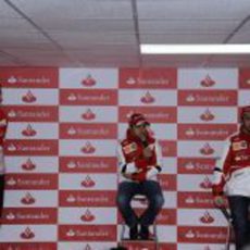 Felipe Massa y Fernando Alonso hablan en el evento Santander