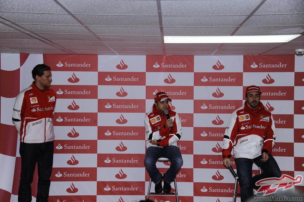 Felipe Massa y Fernando Alonso hablan en el evento Santander