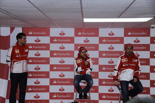 Felipe Massa y Fernando Alonso hablan en el evento Santander