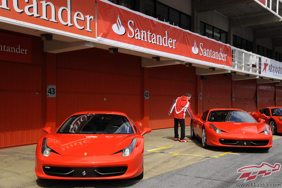 Los Ferrari 458 Italia esperan a los pilotos de Ferrari