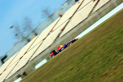 Sebastian Vettel prueba el RB9 en el último día de test en Barcelona