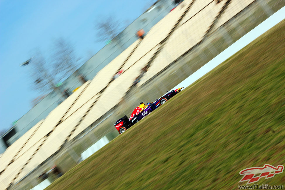 Sebastian Vettel prueba el RB9 en el último día de test en Barcelona