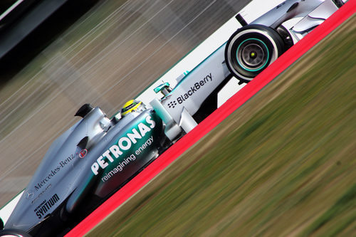 Nico Rosberg vuela con su Mercedes en Montmeló