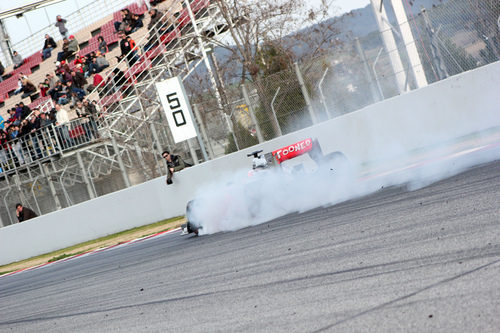 Jenson Button se pasa de frenada en la curva de la Caixa