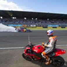 Casey Stoner observa el donut de Whincup