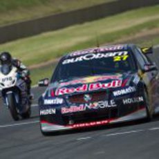 Casey Stoner y Craig Lowndes rodando juntos