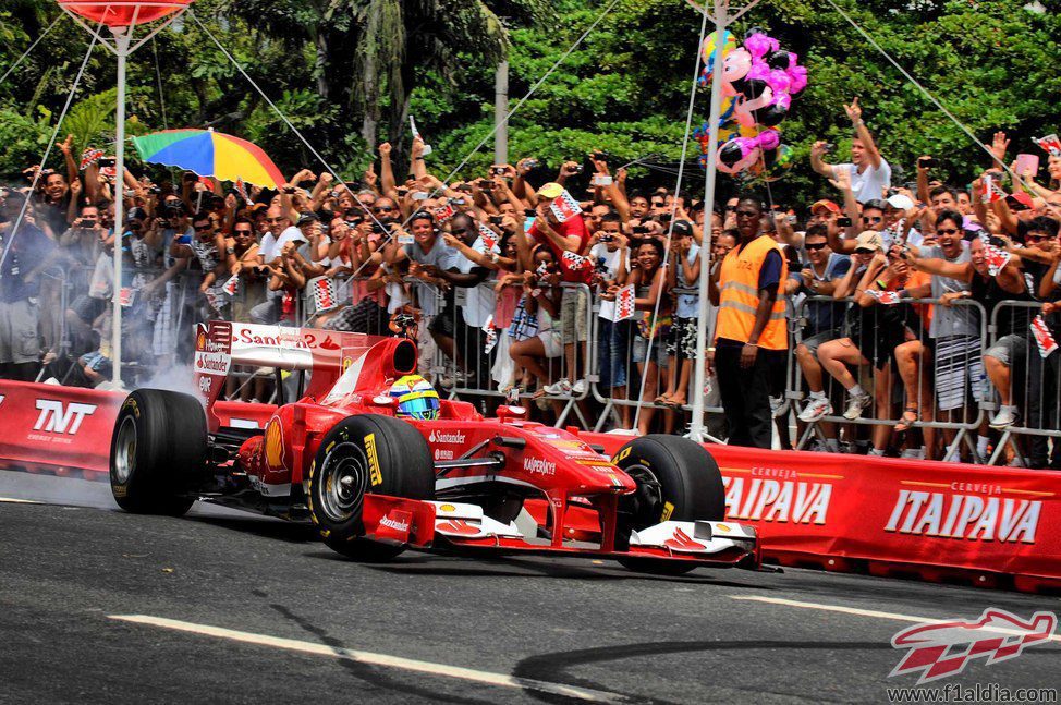 La grada vibra con Felipe Massa
