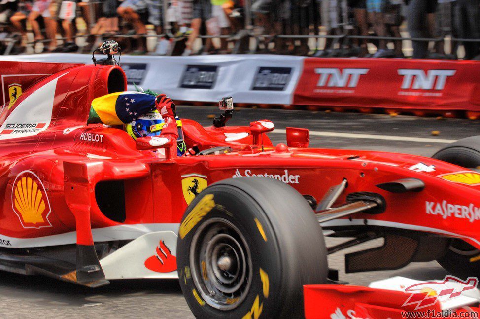 Felipe Massa ondea la bandera brasileña