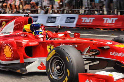 Felipe Massa ondea la bandera brasileña