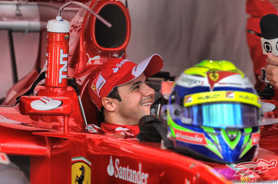 Felipe Massa sonríe en su box