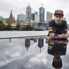 Daniel Ricciardo posa en Melbourne