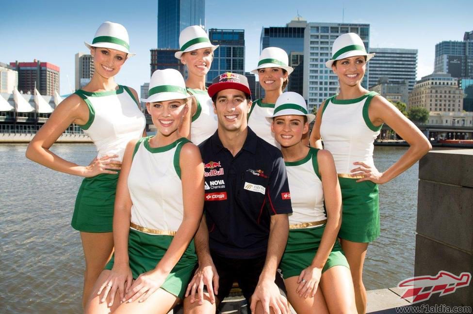 Daniel Ricciardo con las azafatas del Gran Premio de Australia