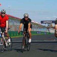 Paul di Resta rodando en bicicleta en Albert Park