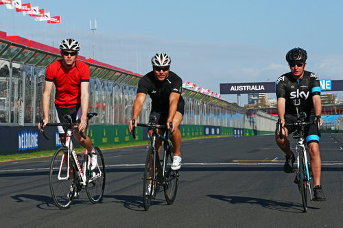 Paul di Resta rodando en bicicleta en Albert Park